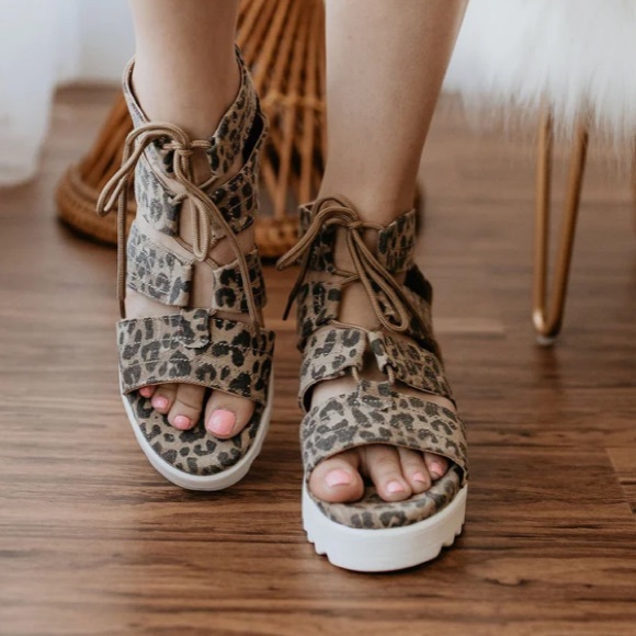 NEW BOHO LEOPARD PRINT WEDGE SANDAL SIZE 8 - Picture 3 of 5